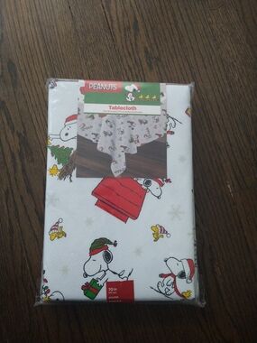 Peanuts Snoopy Christmas Tablecloth 70 Inch Round